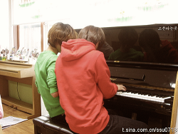 lostsymbol:  Onew teaching Taemin to play the piano :D 