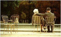 feelingssoft:  Eu e você, daqui uns 50 anos, sentados na varanda ao amanhecer, você com cara de sono e eu tomando um café quentinho, o seu sorriso me faria lembrar de como tudo começou, nós passaríamos horas sentados ali, lembrando de cada momento