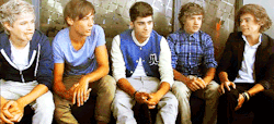stylesdirection:  Can we all take a moment to look at every face the boys are making? Especially Niall.I mean seriously.. This GIF could not be any better.   ohmylife! actually creasing!