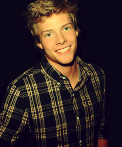 beautifulsexymens:  Hunter Parrish now over 50,000 images of beautiful sexy men enjoy repost share follow… thanks guys… archives… http://beautifulsexymens.tumblr.com/archive 