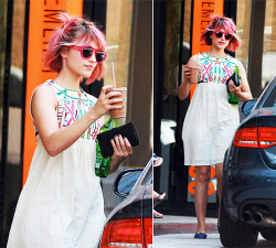 mirnah:  Not sure if it’s for her role on Glee, or her own personal style choice, but actress Dianna Agron  debuted a new hair color last week. She’s gone pink, y’all! Normally a  blonde, Dianna’s now sporting a head full of cotton candy colored