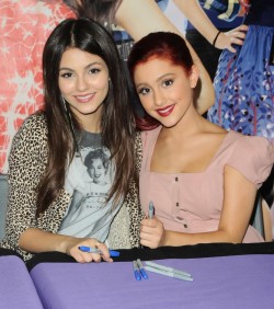 Victoria Justice &amp; Ariana Grande - being cute together. ♥