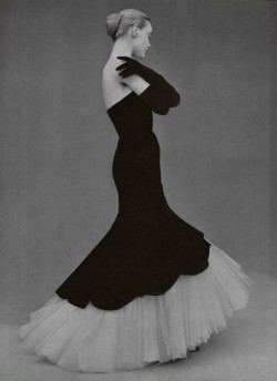 maliciousglamour:  Rayonnement du soirL’Officiel #355, 1951Photographer: Philippe PottierBalenciaga, Fall 1951   Ta sukienka i ja jesteśmy dla siebie stworzone.