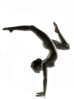 xxxelasolympicgames:  Gymnastics (Artistic, Free Style) epicnsfw:  nude female gymnastics  画 