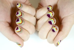 hellocute:  These nails are totally cute! Check out the tutorial if you want to get the look! (via Missoni-Inspired Manicure Tutorial) 