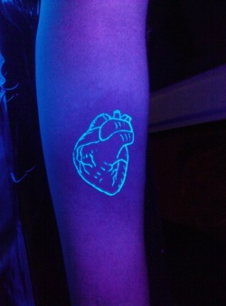 krydashians:  purefectionist:  urbancoast:  peachhhh:  fuckyeahtattoos:   This is a black light tattoo. I got it done at Oxygen in Wildwood NJ. The meaning is to me is that I always wear my heart on my sleeve.   fkn sick  This is so cool  woah  wanttt