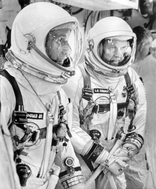fuckyeahspaceexploration:  Gemini 5 astronauts Pete Conrad and Gordon Cooper in the white room at Complex 19 on August 21, 1965. Source 