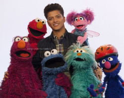 breannehorridge:  kayladz:  serpilnaifu:  Bruno Mars with the Sesame Street muppets.  SO CUTE.  THAT IS SO FREAKING ADORABLE!