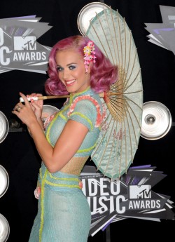 Katy Perry - MTV VMA ♥  Total pink hair sexy cuteness! Luv it. ♥