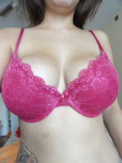 leavesomecleave:  youlook-prettysinking:  #1 favorite bra  Mine too 
