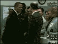 por-la-cresta:  pelandobananas:  Obama, un puto jefe.  Obama sabe el saludo. 