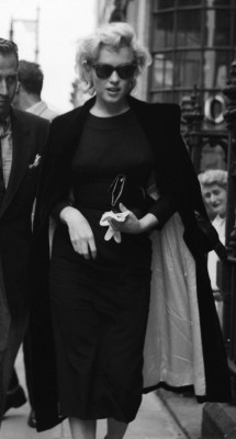 suicideblonde:  Marilyn Monroe in London