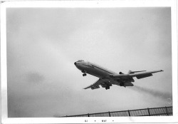 Youlikeairplanestoo:  Old Scan Of An American Airlines Boeing 727 On Final For Rwy