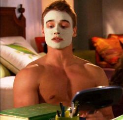 levimichaelsxxx:  Confession: I have awful skin. I do weekly facial masks.  