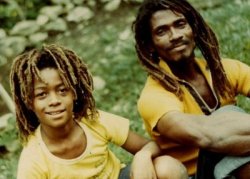 rastacorauge:  Rastafari é cultura , rastafari é filosofia. É a historia de um povo muito sofrido esquecido. Um povo que foi seqüestrado de sua terra que foi Jah que lhe deu, de sua família arrancado e enviado pra lugares distantes. Entre eles uma