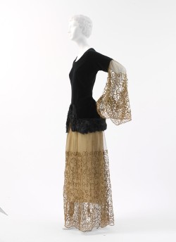 omgthatdress:  Paul Poiret dress ca. 1924 via The Costume Institute of the Metropolitan Museum of Art 