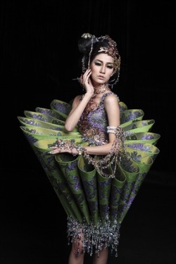 dollymacabre:  iethanta:  GUO PEI FALL WINTER 2010  The third-last one, oh my heart! 
