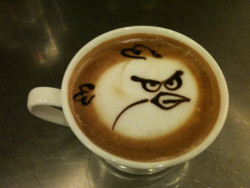 thespicebox:  Angry Birds Coffee Art. 