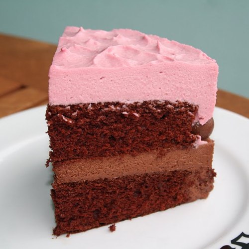 diet-killers:  (via pepsakoy: Dark Chocolate & Raspberry White Chocolate Mousse Cake)   