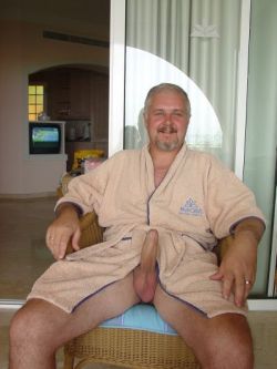 daddyboybuffet:  Time to book that trip to Palm Oasis in the Canary Islands. Thanks to Daddy’s robe for the tip. 