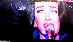  O destaque da noite foi antes da música ‘Thinking of You’, quando em coro a multidão gritava “Katy, eu te amo”. A cantora não conteve as lágrimas e disse, em inglês: “Queria muito poder falar português! Eu amo vocês!” - MTV 