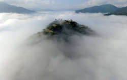 ascene5:  ＜竹田城跡＞「天空の城」雲海に浮かび上がる　兵庫・朝来市