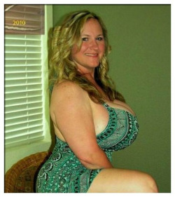 thickwifes:  That’s a Busty Milf.. 