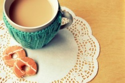 enilegnave:  this is what i’m having at the moment :)  A tea cup cozie? What a novel idea! Lordy do I need one of those for the office.