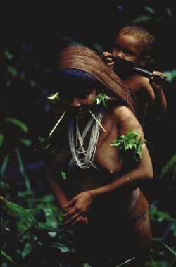 ajna-aakhu:  Yanomami mother and child 