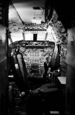 youlikeairplanestoo:  The BAC Concorde’s cockpit. Very starship