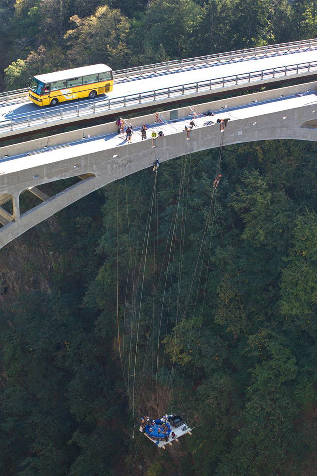 chabarker:  laughingsquid:  Extreme Hot Tubbing, A Jaccuzi Suspended From 600 Foot