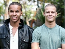 le-mia:  Eighteen-year-old British twins James and Daniel Kelly certainly don’t get confused for one another. One is black, the other white. The boys were born to Alyson and Errol Kelly, an interracial couple, and display the unusual characteristic