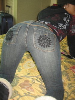 Sexy ass in jeans!!