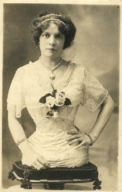 bloodyantlers:   Gabrielle Fuller was born in Switzerland in 1884. She joined the Paris Universal Exposition in 1900 as The Half-Woman. Her date of death is unknown because she married multiple times by which her surname changed and her further history