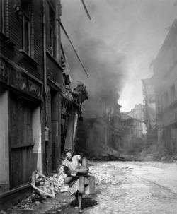  The German woman, carrying with them everything that I could take away from the house, saved from the fires in the town of Siegburg (13/04/1945)   