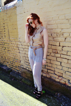 what-do-i-wear:  Leona wears ‘Ellery batter sunglasses, Wonders Cease silk shirt 趩, Maurie and Eve grey pants 赔 with Desordre triple loop belt in milk 贶 and Maurie and Eve heels 趚’