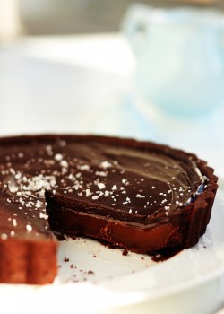 harvestheart:  Dark Chocolate Salted Caramel Tart   HH:  THIS LOOKS KILLER GOOD! recipe here: http://sweetapolita.com/blog/  Reblogging for future refdf;kgdsglj;k And for some other people I know who would love to make this.