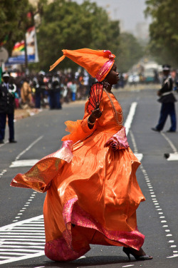 waitingonthesilentshelf:  dynamicafrica:  A Senegalese woman crosses the street in her brightly coloured gown, looking incredibly flawless and fabulous.  this is beyond beautiful 