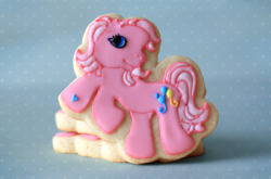 in-dy:  My Little Pony Cookie Favors by Bee’sKneesCreative on Flickr. 