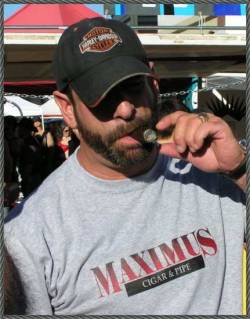 cigarguyglasgow:  cigarbeards:  woof!  what a hot man   Real men smoke cigars!!