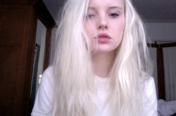 repullsive:  avdunstar:  my hair still looks so good even though i didnt dye it in so long. loving the low maintenance man   ✞click for more, grunge pale and dark fashion✞