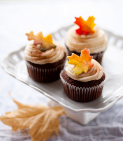 aacupcakes:  Chocolate cupcakes with autumn leaves - click here for recipe and more beautiful photos.   O taaaak! :DD