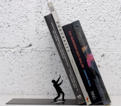 oldfilmsflicker:  hc-sean-wu:  While tablets are all the rage for reading books these days, there’s still something nice about having actual books on your shelf. Art Ori’s clever bookends turn your books into a tiny action scene.  NEED 