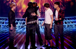 Cheeseburger-Jellybaby:  Goinginzayn:  Their Group Hugs After Each Performance &Amp;Lt;3