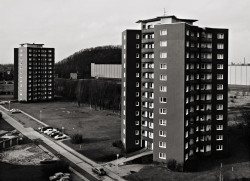 Drei Knappen, Thyssen-Wohnstätten, Oberhausen photo by Thomas Struth, 1985