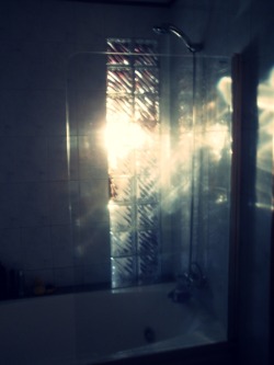 Mi ducha, se preguntarán por qué mi ducha xD Bueno, yo quería hacerles saber lo hermoso y genial que es bañarse sólo con esa luz del sol que entra por esa ventana x)