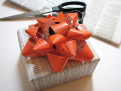 fuckyeahmakingstuff:  In gift wrap emergencies when you’ve got the present but need some wrapping, here’s an idea for turning a magazine page into a bow. There may be better ways to stick this thing together, but I used what I had on hand: staples