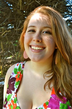 fuckyeahchubbygirls:  This is my FOURTH submission… and one of my senior pictures! :) I’m feelin’ good 