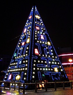 ianbrooks:  Pac Man Christmas Tree Utilizing thousands of colored