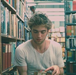 fe-de:  Robert Pattinson: “If you find a girl who reads, keep her close. When you find her up at 2 AM clutching a book to her chest and weeping, make her a cup of tea and hold her. You may lose her for a couple of hours but she will always come back